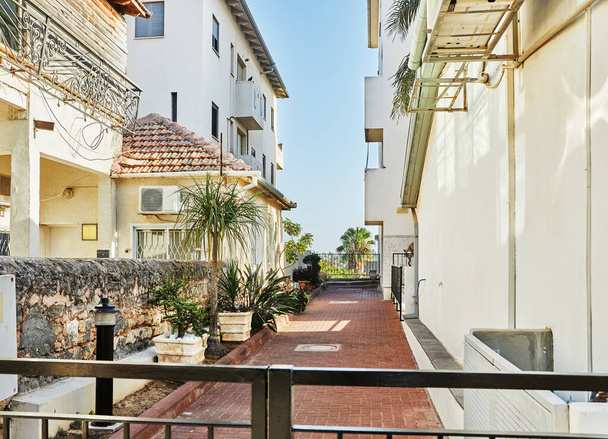 Nice izraelski dziedziniec z budynków mieszkalnych w stylu śródziemnomorskim. - Zdjęcie, obraz
