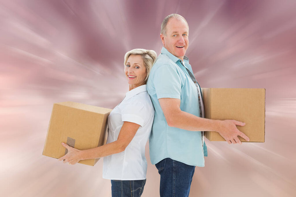 "Bileşik görüntü hareket kutuları tutarak mutlu büyük çift" - Fotoğraf, Görsel