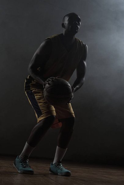 Πορτρέτο του μπασκετμπολίστας προετοιμασία να σκοράρει   - Φωτογραφία, εικόνα