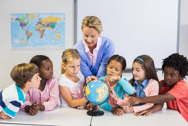 Enseignant discutant globe avec les enfants
 - Photo, image