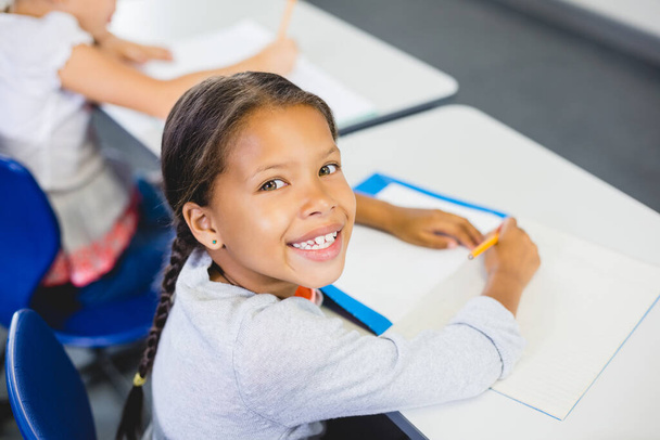 школьница улыбается в классе
 - Фото, изображение