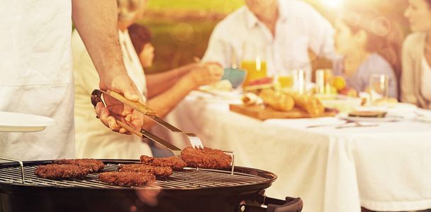 Barbecue grill met uitgebreide familie lunchen in park   - Foto, afbeelding