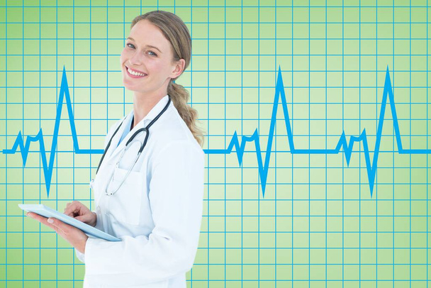 Kobieta lekarz trzymając tabletkę cyfrowy - Zdjęcie, obraz