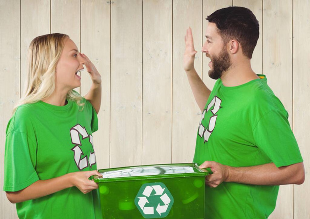 Волонтеры в мусорном контейнере - Фото, изображение