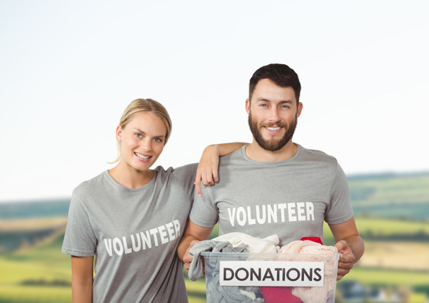 Composito digitale di volontari che trasportano scatole di donazione - Foto, immagini