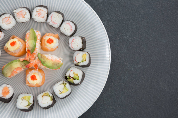 Sushi serwowane na talerzu - Zdjęcie, obraz