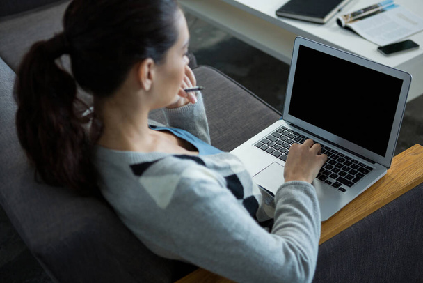 młody kobieta biznes wykonawczy za pomocą laptopa - Zdjęcie, obraz