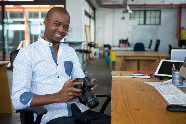 Masada dijital kamera tutan erkek grafik tasarımcısının portresi  - Fotoğraf, Görsel