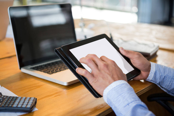 Masa başında dijital tablet kullanarak iş yürütme - Fotoğraf, Görsel