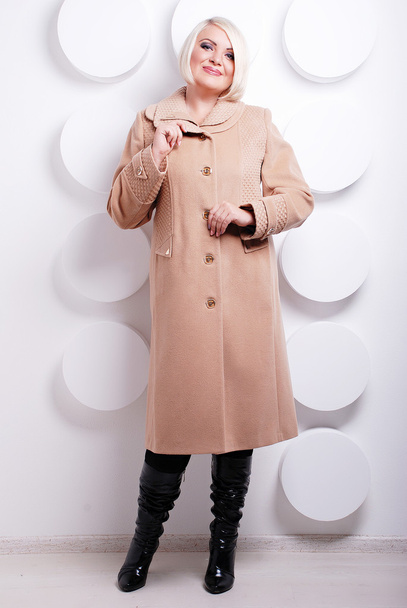 blond woman in winter coat - Foto, afbeelding