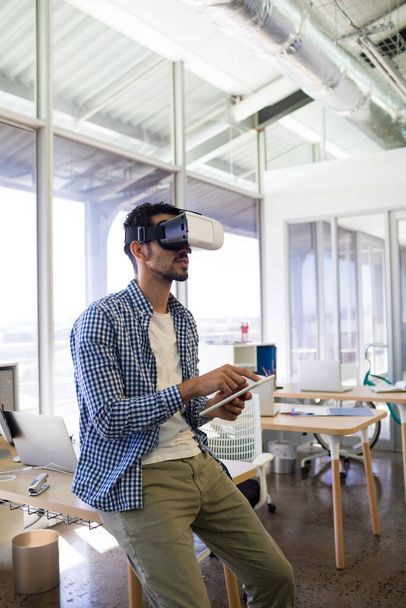 Homme exécutif utilisant casque de réalité virtuelle et tablette numérique  - Photo, image