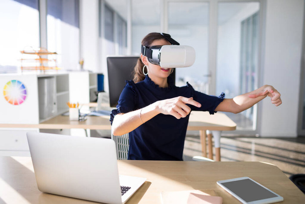 executivo feminino usando fone de ouvido realidade virtual
  - Foto, Imagem