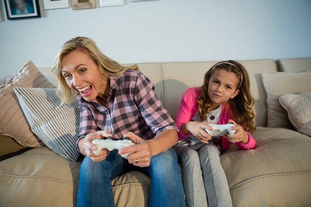 Matka i córka grają w gry wideo w salonie - Zdjęcie, obraz
