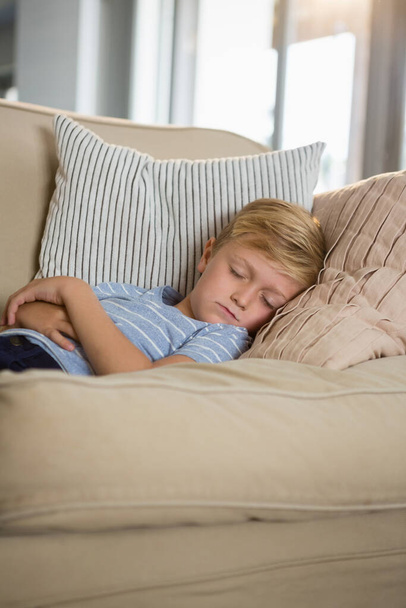Oturma odasında kanepede uyuyan çocuk - Fotoğraf, Görsel