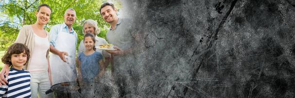 Famille debout autour du barbecue avec transition grunge gris - Photo, image