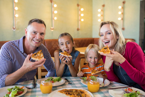 Portrét šťastné rodiny s pizzou  - Fotografie, Obrázek