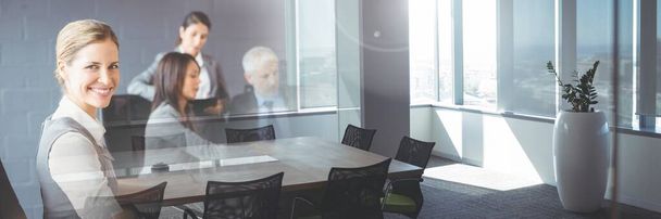 Mensen uit het bedrijfsleven hebben een vergadering met office overgangseffect - Foto, afbeelding