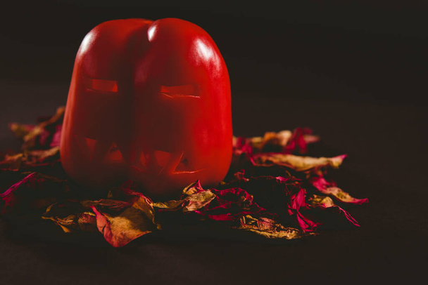 Різьблений червоний болгарський перець з пелюстками на дерев'яному столі
 - Фото, зображення