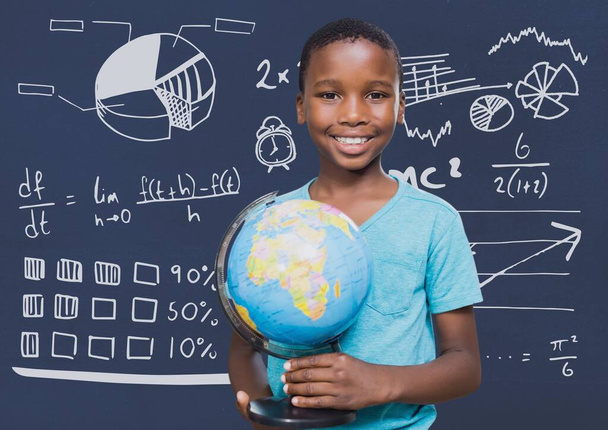 Matematické rovnice na tabuli s chlapcem držícím glóbus - Fotografie, Obrázek