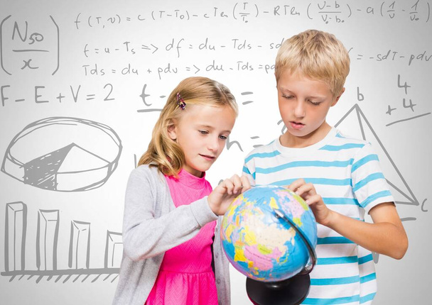 Δύο παιδιά του σχολείου με παγκόσμιες εξισώσεις υδρόγειο και μαθηματικά - Φωτογραφία, εικόνα