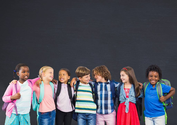 Grupo de crianças da escola na frente do quadro-negro - Foto, Imagem
