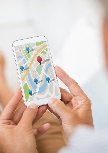 Pessoa segurando um telefone com mapa de navegação - Foto, Imagem