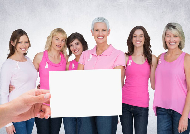 Tarjeta de mano con mujeres conscientes de cáncer de mama rosa
 - Foto, imagen