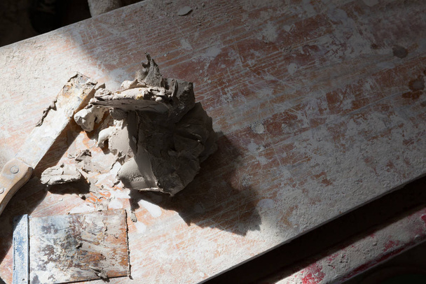 крупним планом знімок глини на столі - Фото, зображення