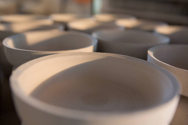 Земляные горшки, устроенные в керамической мастерской - Фото, изображение