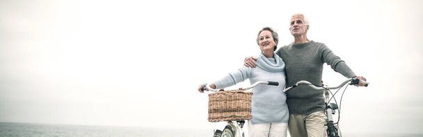 "Feliz pareja de ancianos con su bicicleta
" - Foto, Imagen