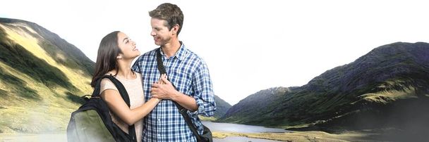 Couple voyageur avec sacs devant le paysage - Photo, image