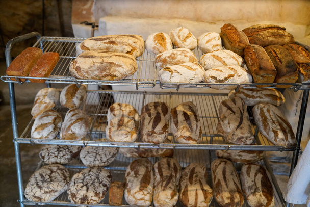 Surtido de pan artesanal horneado tradicional en panadería rústica retro - Foto, imagen