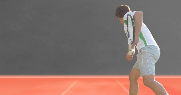 灰色の背景を持つテニス選手の女性 - 写真・画像