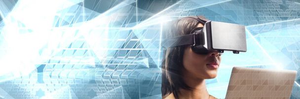 Mujer usando tablet con transiciones geométricas y auriculares de realidad virtual  - Foto, imagen