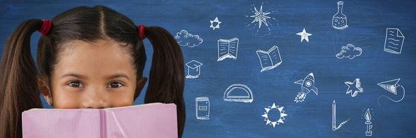 Iskolai lány olvasás és oktatás rajz táblán az iskolának - Fotó, kép