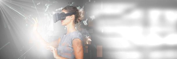 Deconstructie smashing pixel virtual reality vrouw - Foto, afbeelding
