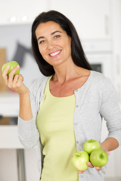 a woman with green apples - Foto, Imagen