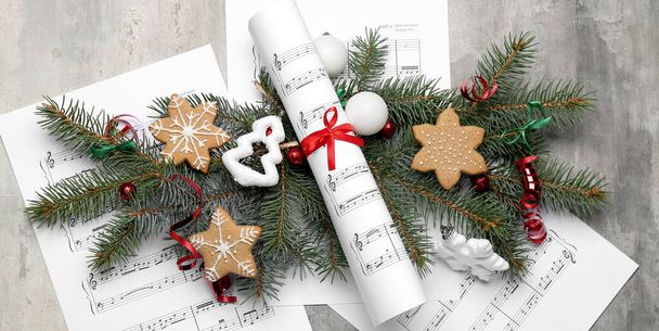 Простыни с рождественским декором, елки и печенье на фоне гранжа - Фото, изображение