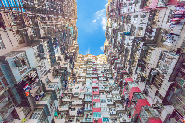 Régi színes apartman Hong Kong, Kína. - Fotó, kép