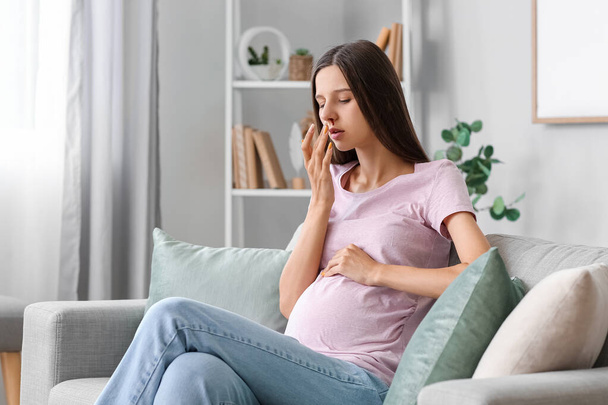 Jovem grávida com sangramento nasal em casa - Foto, Imagem