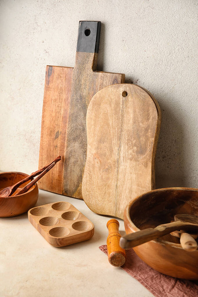 dřevěné kuchyňské náčiní na bílém pozadí - Fotografie, Obrázek