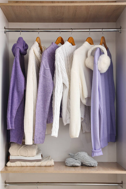 Warme Pullover und Schlafanzüge im Kleiderschrank - Foto, Bild