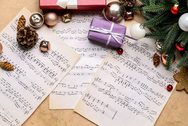 Folhas de notas com presentes de Natal e decoração em fundo bege - Foto, Imagem