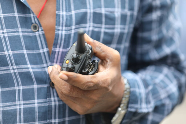Homme utilisant walkies-talkie - Photo, image