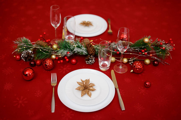 Декорований красивий стіл для двох на різдвяній вечері
 - Фото, зображення