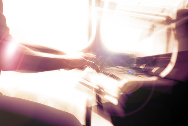Крупним планом музикант грає на піаніно на сцені - Фото, зображення