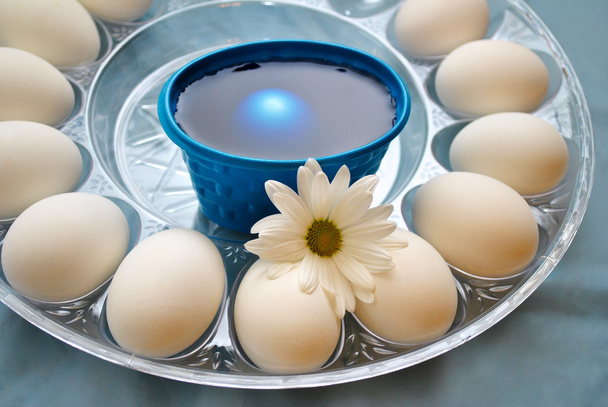 Colorir ovos de Páscoa azuis
 - Foto, Imagem