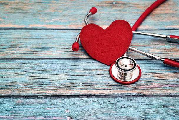 Weltgesundheitstag, Gesundheits- und Medizinkonzept, rotes Stethoskop - Foto, Bild