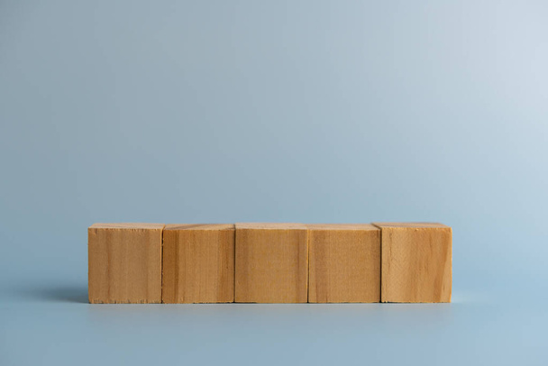 Cinq cubes de blocs de bois vierges sur fond pour votre texte. Modèle de concept d'entreprise et bannière. - Photo, image
