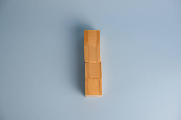 Quattro cubi in blocchi di legno vuoti sullo sfondo per il testo. Modello di concetto di business e banner. - Foto, immagini